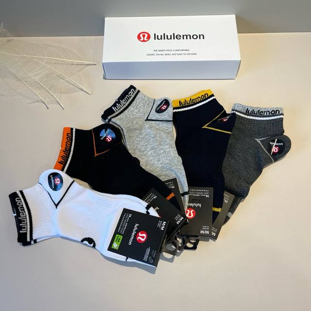 Lulu's new early autumn mid-length socks, classic style, fashionable and advance