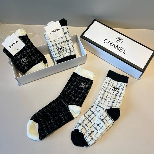 Chanel's new early autumn mid-length socks, classic style, fashionable and advan