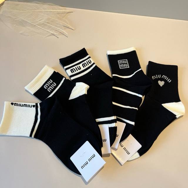 Miumiu's new early autumn mid-length socks, classic style, fashionable and advan