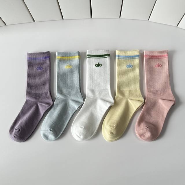 Special packaging Alo new mid-length tube-style stacked socks! Five pairs per bo