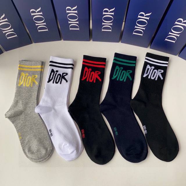 Special counter packaging Dior's new mid-length tube socks! Five pairs per box,