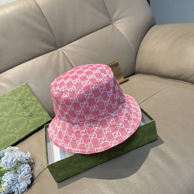 comes with a packaging bag. This is a new Gucci bucket hat with a metal double