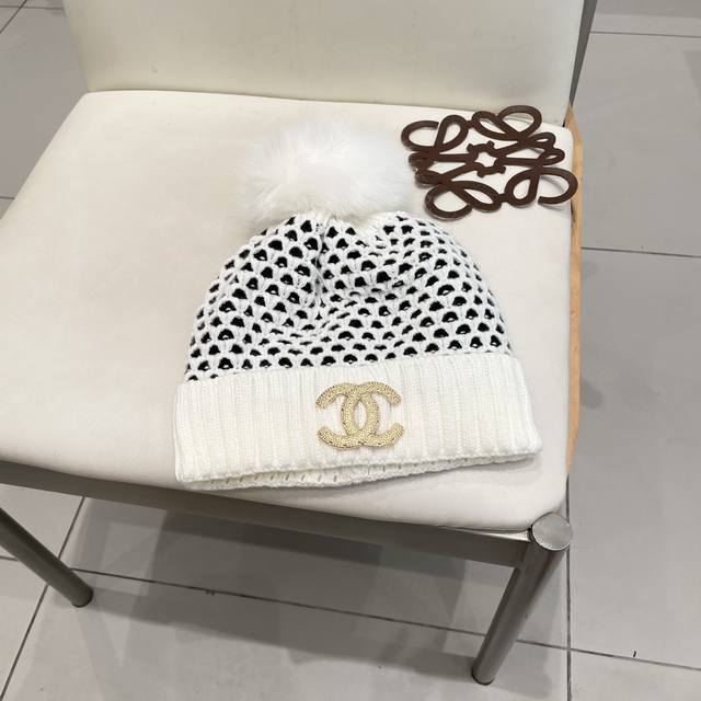 Chanel Autumn/Winter beanie with fox fur ball, recommended by internet celebrity