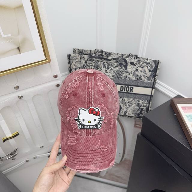 Miumiu personalized hole baseball cap retro fashion must-have DDD