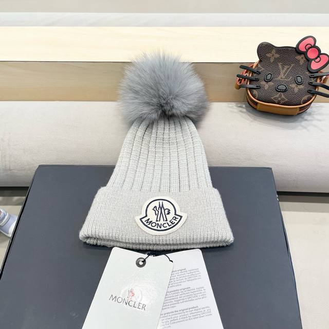 Monster knitted wool hat with ball! A favorite for young ladies in winter~ It lo