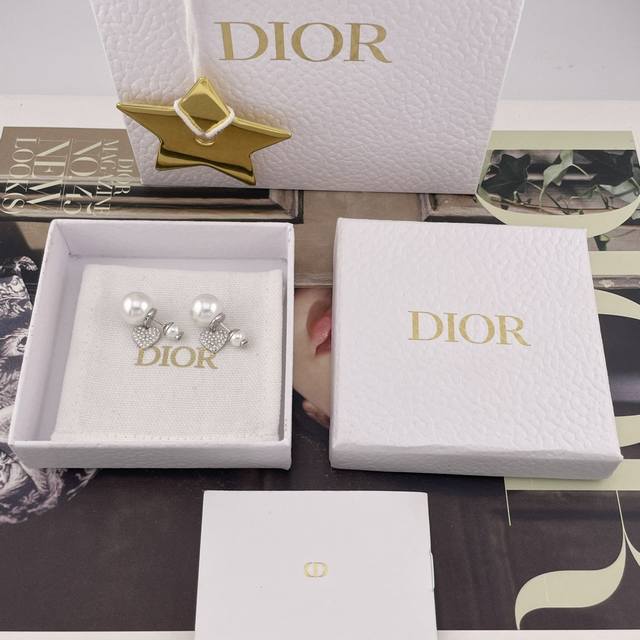 We produce Cd full diamond heart double bead earrings Z 4600, the latest model