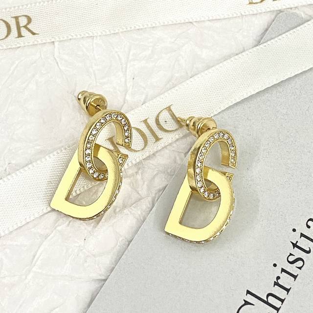 Dior earrings are hot-selling and are now on sale! Dior rhinestone 3D CD earring