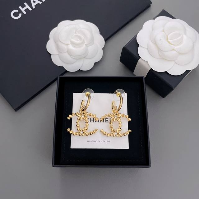 Are we selling small square golden flower earrings in Z 6K? I forgot how much t