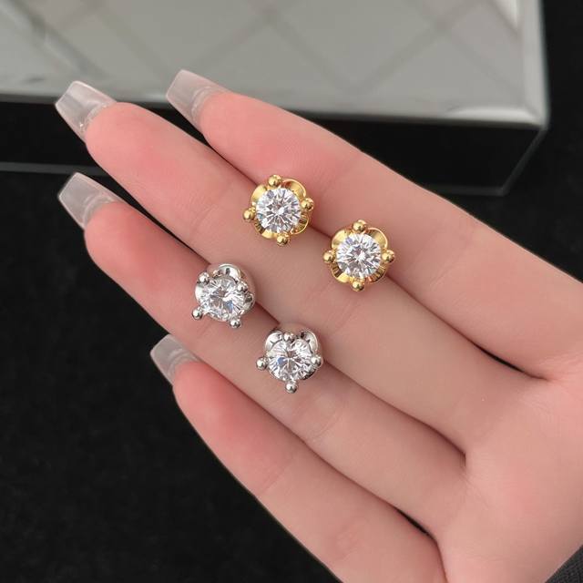 Corona series earrings, set with two brilliant-cut diamonds, are inspired by cro