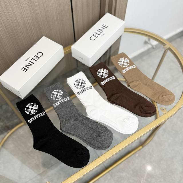 Comes with a box of five pairs of Chrome Hearts' popular high-top socks, high-e