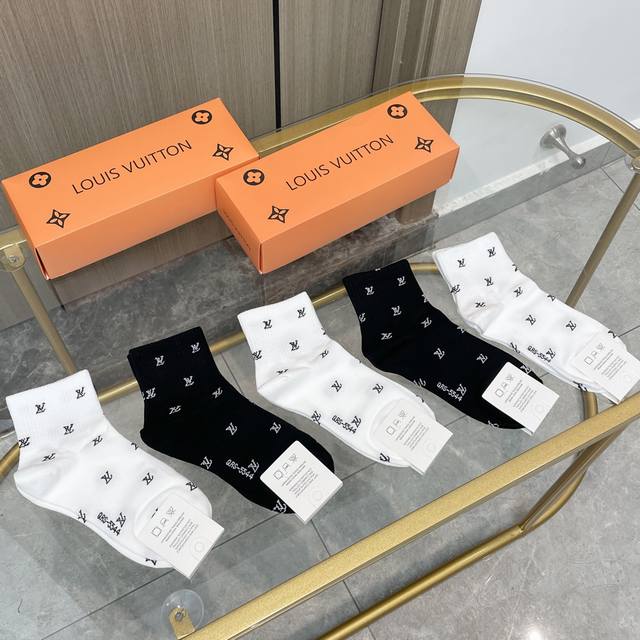 Comes with a box of five pairs of LV Louis Vuitton's popular mid-calf socks in