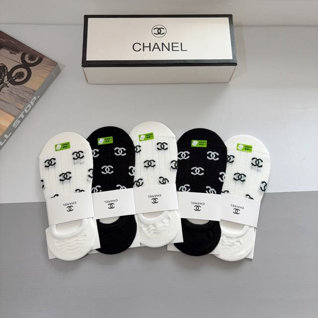 comes with packaging. 5 pairs per box. Chanel's new bamboo cotton breathable bo