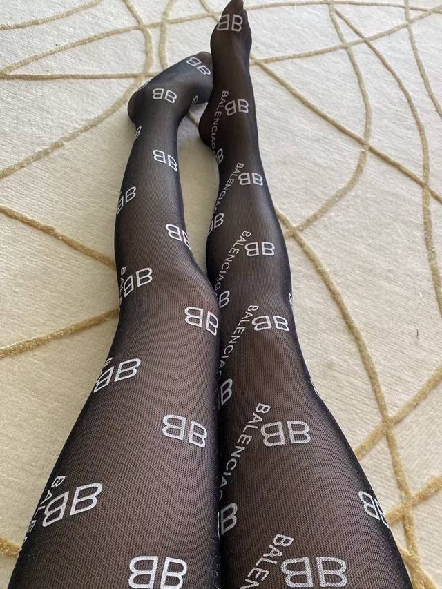 Comes with packaging: 1 pair per box Balenciaga's popular lettered socks and ti