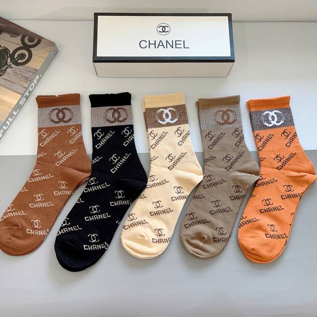 comes with packaging, 5 pairs per box Chanel classic long socks, high-end versi