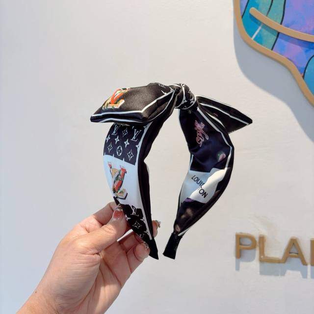 with packaging Lv Louis Vuitton's hottest new wide bow headband, fashionable he