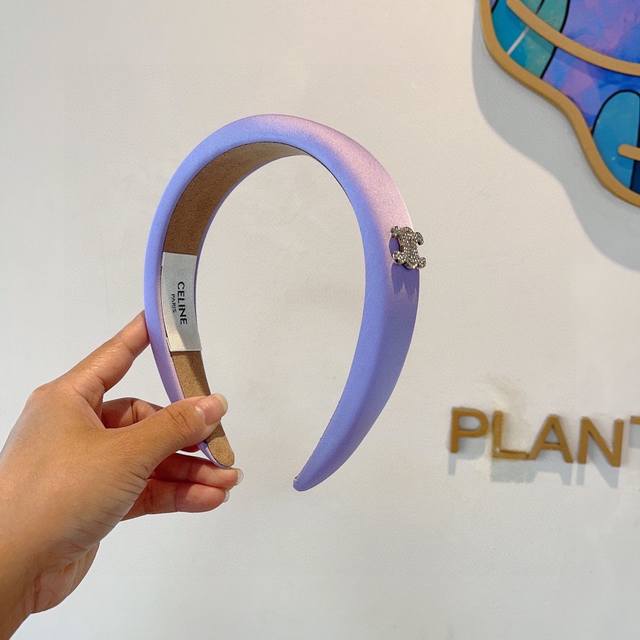 With packagingCeline's celebrity-themed sponge satin headband is comfortable and