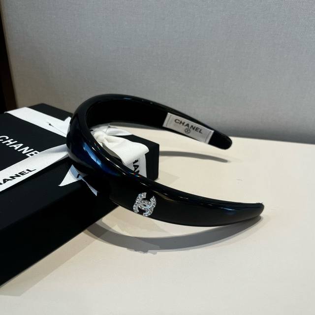 Chanel headband DDD