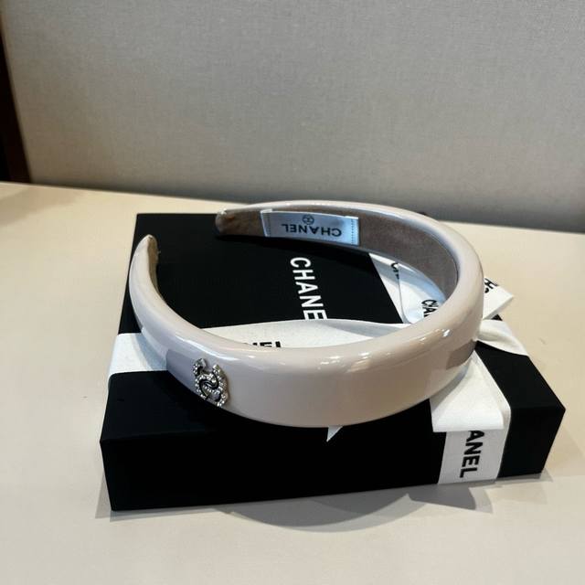 Chanel headband DDD