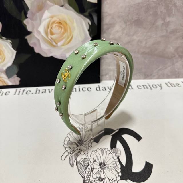 Special counter packaging Chanel Chanel's latest enamel headband Little fairies