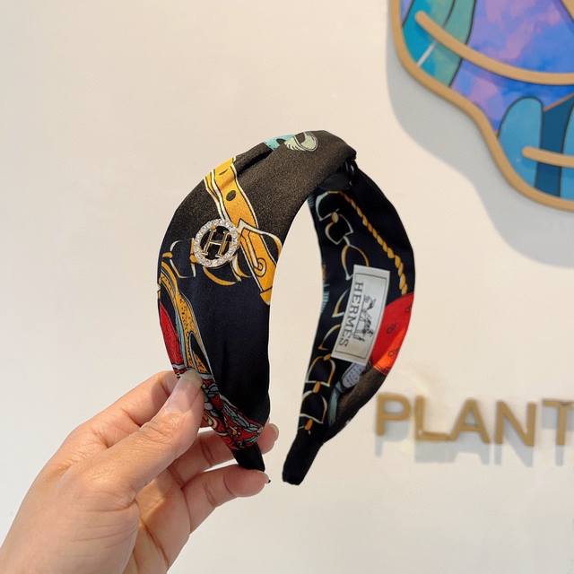 with packaging Hermes new silk headband, the same headband as the Internet cele
