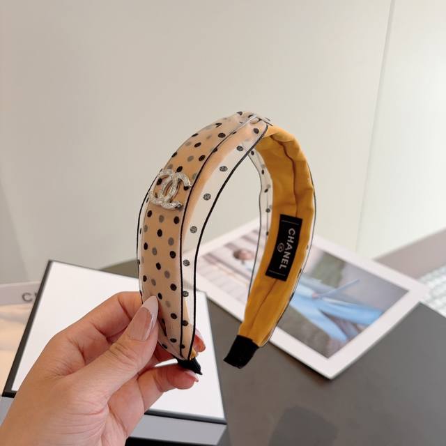with packaging Chanel Chanel's new exquisite letter headband, retro internet ce