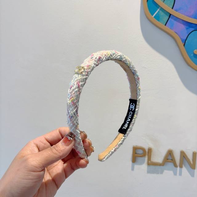 with packaging Chanel Chanel's new exquisite letter headband, retro internet ce