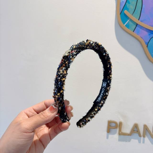 with packaging Chanel Chanel's new exquisite letter headband, retro internet ce