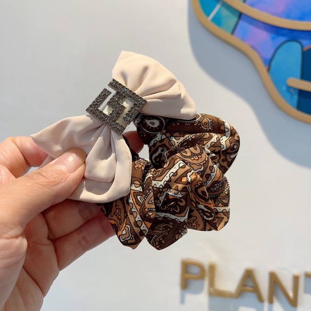 with packaging Fendi Fendi new celebrity hairband, exquisite intestinal loop ru