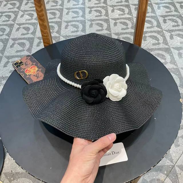 Dior's new straw hat with a large brim, a must-have for vacation and leisure, el