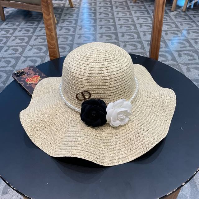 Dior's new straw hat with a large brim, a must-have for vacation and leisure, el
