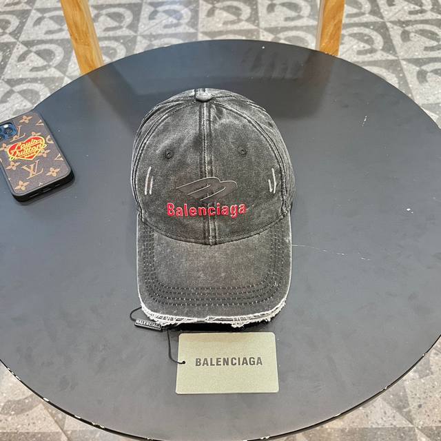 Balenciaga, classic baseball cap DDD. Simple piece with the most important deta