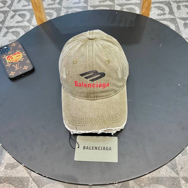 Balenciaga, classic baseball cap DDD. Simple piece with the most important deta