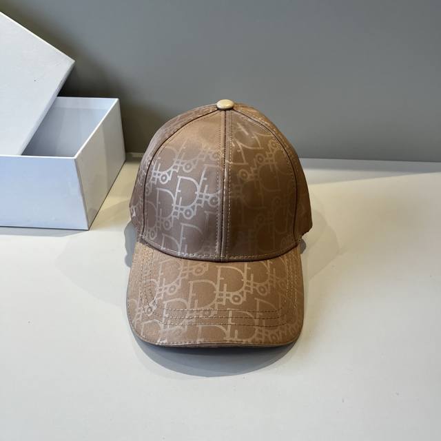 Dior's new simple baseball cap is in stock. It's a big brand and easy to match.