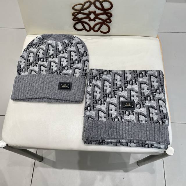 A classic Dior wool hat set! Hat and scarf! Material: 70% wool, 30% rabbit fur.