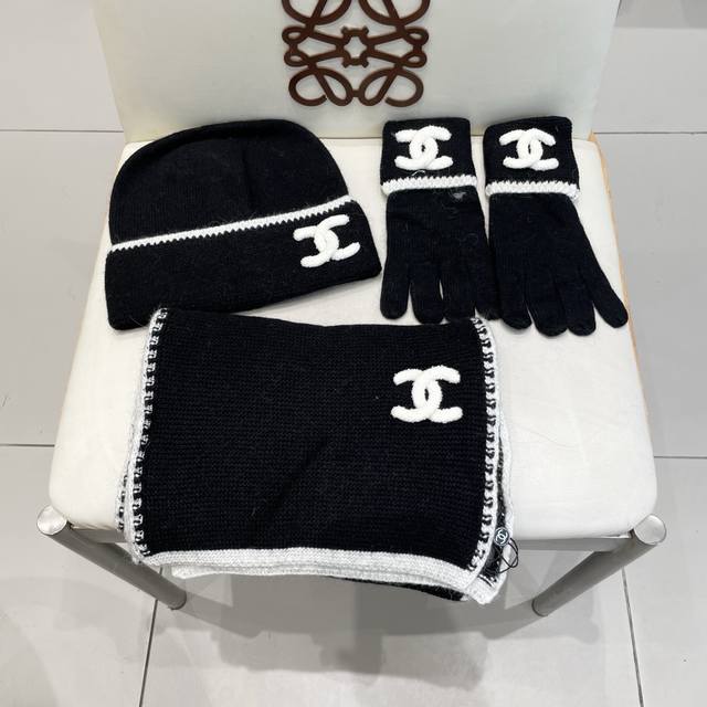 A classic wool hat set with three pieces of scarf and gloves! A hat and scarf! W