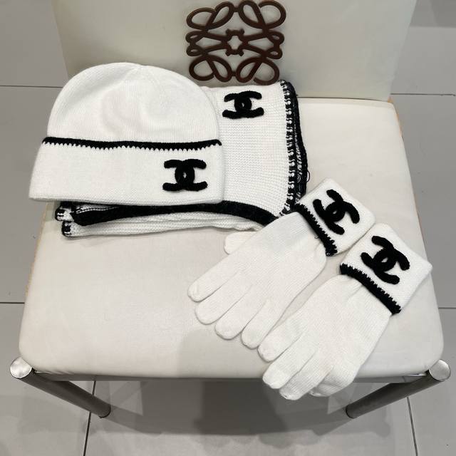 A classic wool hat set with three pieces of scarf and gloves! A hat and scarf! W