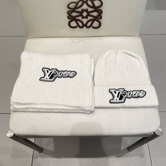 Lv home. Two-piece set - wool suit hat classic suit hat! Hat scarf! Warm and sup