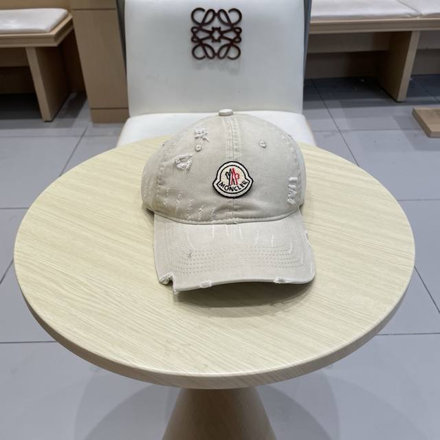 Moncler autumn and winter new baseball cap, full of texture. This year's wick is
