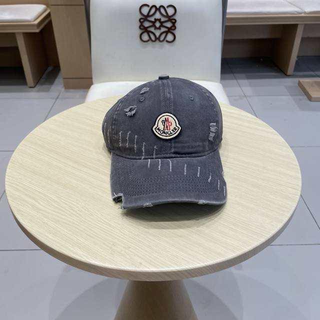 Moncler autumn and winter new baseball cap, full of texture. This year's wick is