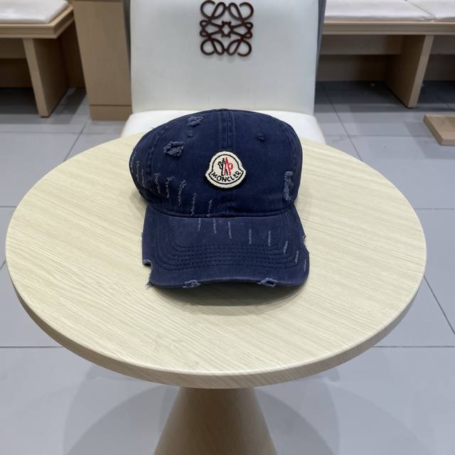 Moncler autumn and winter new baseball cap, full of texture. This year's wick is