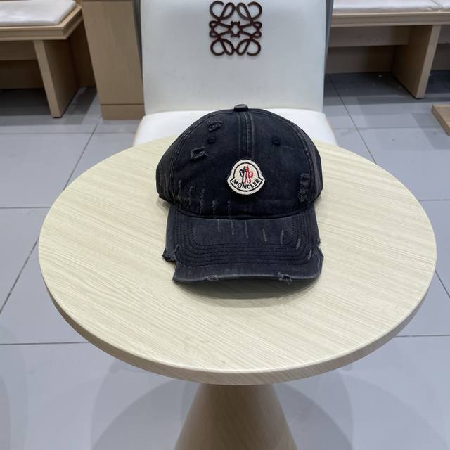 Moncler autumn and winter new baseball cap, full of texture. This year's wick is