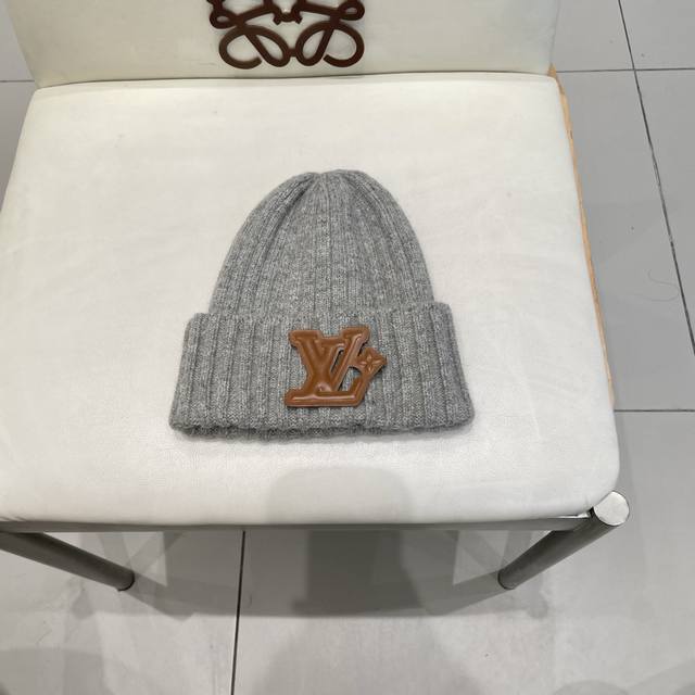 Lv Louis Vuitton 2025 Autumn and Winter New Beanie, Men's and Women's Knitted Ha