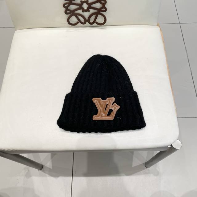 Lv Louis Vuitton 2025 Autumn and Winter New Beanie, Men's and Women's Knitted Ha