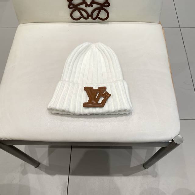 Lv Louis Vuitton 2025 Autumn and Winter New Beanie, Men's and Women's Knitted Ha