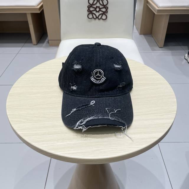 Moncler's new denim baseball cap, a fashionable streetwear item, very good style