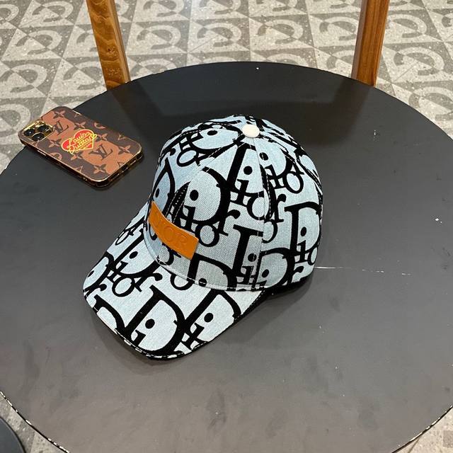 Dior's new embroidered baseball cap is now available. This big-name style is eas