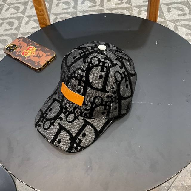 Dior's new embroidered baseball cap is now available. This big-name style is eas