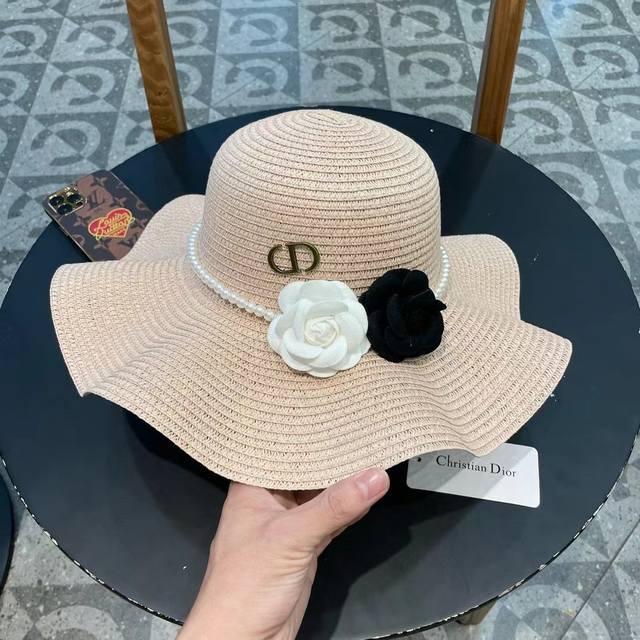Dior's new straw hat with a large brim, a must-have for vacation and leisure, el