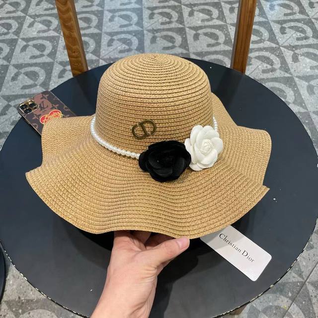 Dior's new straw hat with a large brim, a must-have for vacation and leisure, el