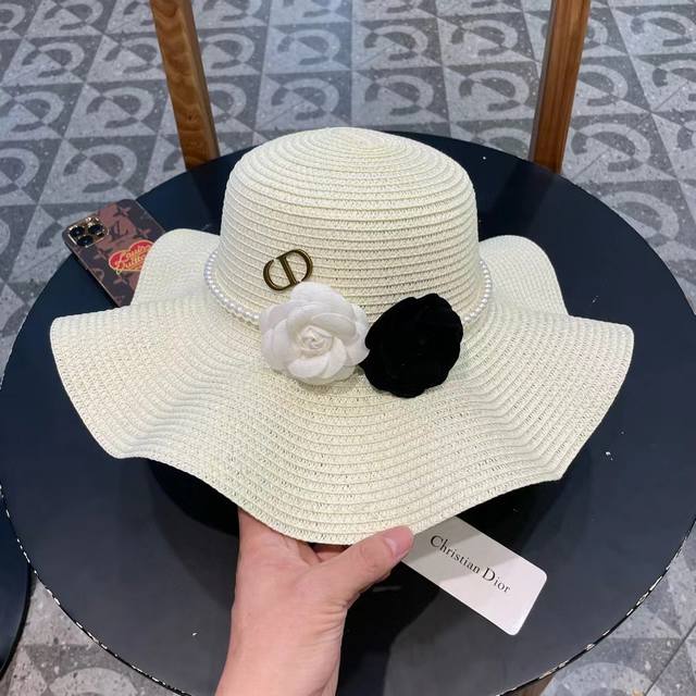 Dior's new straw hat with a large brim, a must-have for vacation and leisure, el